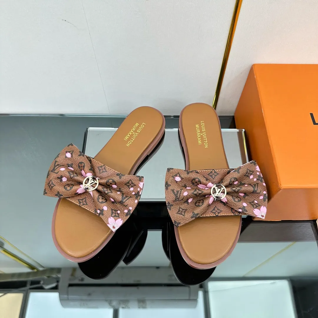 👟👟Ex-factory price 280👟👟 (available all year round) ❥V’s latest popular special material lock it series lock mop, super heavy industry launches! The golden lock on the toe is engraved with the LV letters logo 🔸Number of sizes 34-42) Welcome new and old customers to place orders in the picture above.